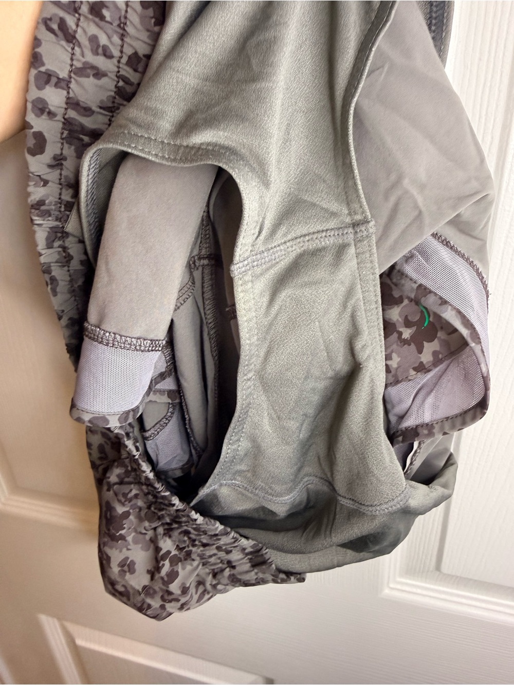 Athleta Women's Printed Mesh Racer Run Short 4” Gray Leopard Size Medium GUC - Picture 7 of 8